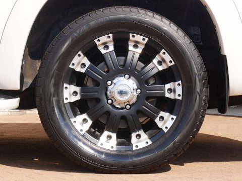 セコイア　4WD プラチナム　2012年　パールホワイト　レッドロックレザー　ウルトラマンモス20インチ　オーバーフェンダー (1)